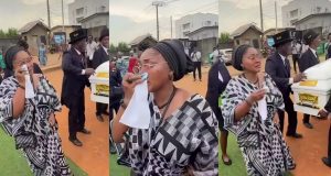 Mercy Aigbe in tears at her mother’s service of songs Mercy Aigbe in tears at her late mum’s Service of Songs