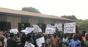 Parents of abducted 300 Niger pupils stage protest Parents of abducted 300 Niger pupils stage protest