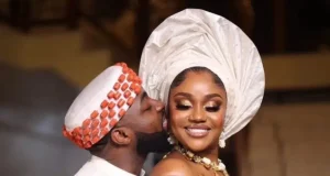 Chioma reacts to Davido’s note & bouquet Chioma reacts to Davido's romantic note and bouquet to her