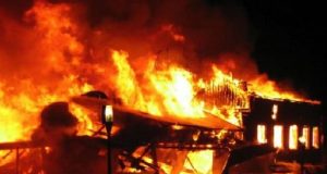 Breaking! Fire guts Arena Market in Lagos