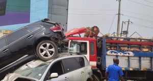 Mini truck collides with multiple vehicles on Lagos bridge Mini Tomato truck collides with multiple vehicles in Otedola bridge