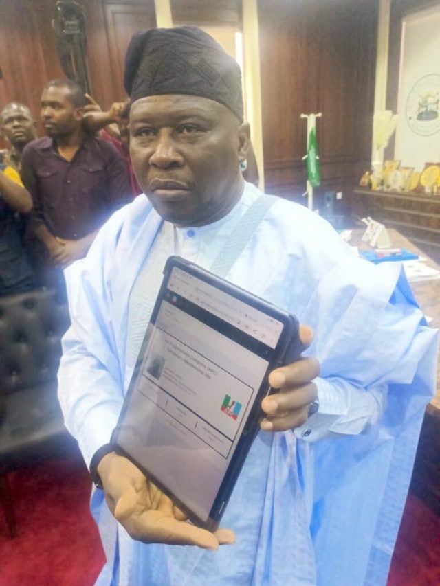 JUST IN: Governor Finitri defects to APC