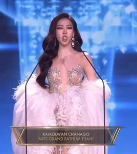 Miss Thailand contestant loses her teeth on stage