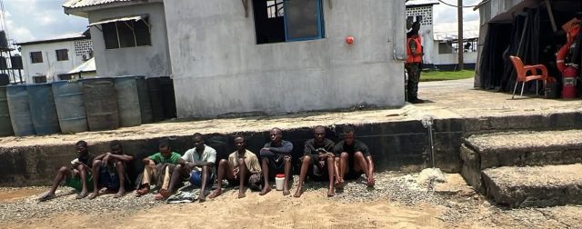 Navy arrests EIGHT suspected oil thieves