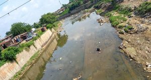 3 de.ad as bus plunges into Ibadan river