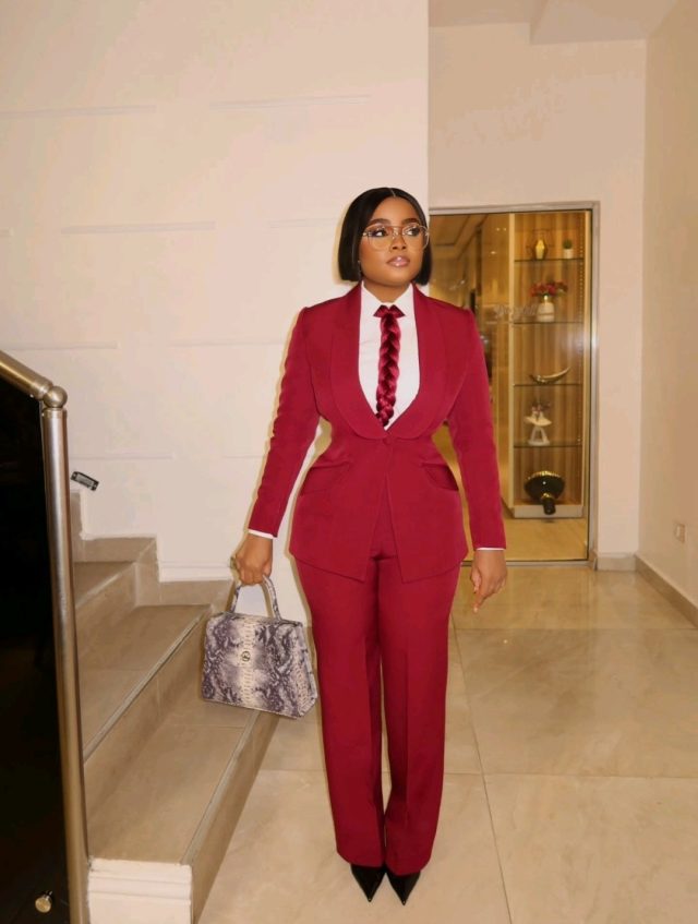 Bimbo Ademoye blasts critics accusing her of fake giveaways