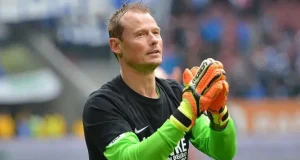 Ex-Arsenal goalkeeper d!es after car hit by train Former Arsenal goalkeeper Alex Manninger has d!ed at the age of 48 after his car was struck by a train