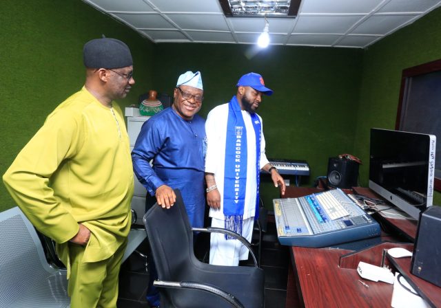 Davido visits alma mater, Babcock University