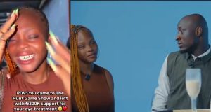 Carter Efe gifts N300k to partially blind lady at Nonsmiraj show Carter Efe gifts N300k to partially blind lady at Nonsmiraj show