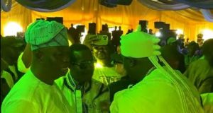 Moment King Sunny Ade bowed to greet Ooni Moment King Sunny Ade bowed to greet Ooni