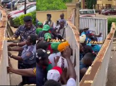 Abduction: Ogun Protesters forcefully gain entrance into Govt house Oyo Abduction: Ogun Protesters forcefully gain entrance into Govt house