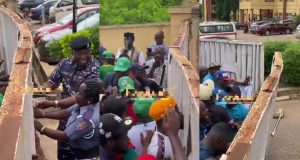 Ogun Protesters forcefully gain entrance into Govt house Oyo Abduction: Ogun Protesters forcefully gain entrance into Govt house
