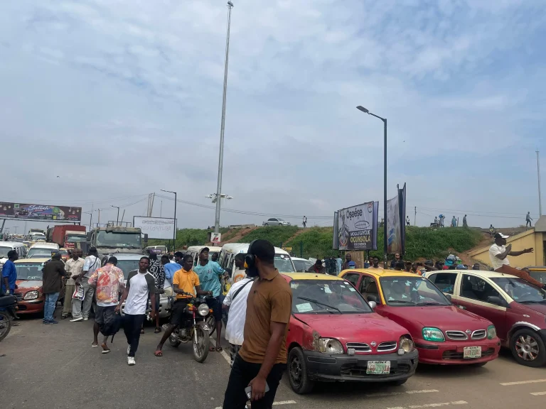 Insecurity: Protesters block Iwo road in Ibadan 1 Insecurity: Protesters block Iwo road in Ibadan