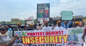 Insecurity: Protesters block Iwo road in Ibadan Insecurity: Protesters block Iwo road in Ibadan