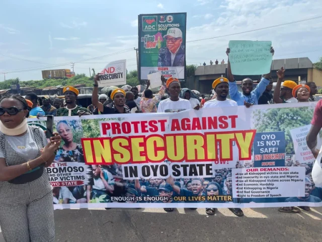 Insecurity: Protesters block Iwo road in Ibadan Insecurity: Protesters block Iwo road in Ibadan