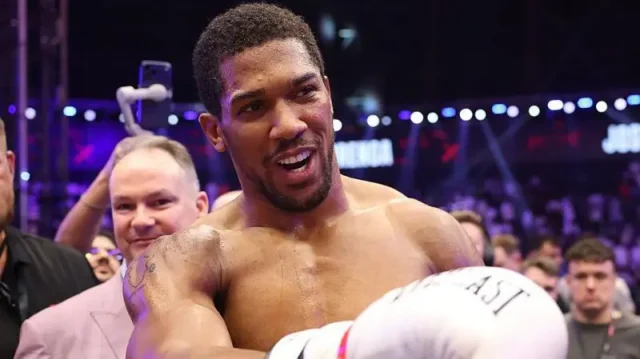 Anthony Joshua defeats Prenga in boxing return