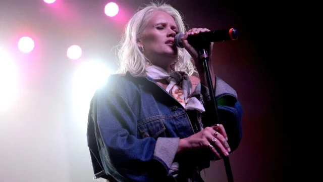 Singer Lauren Bennett