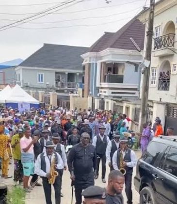 Tears, wailing as Toba Ijaya is laid to rest 2 TOBA IJAYA 2