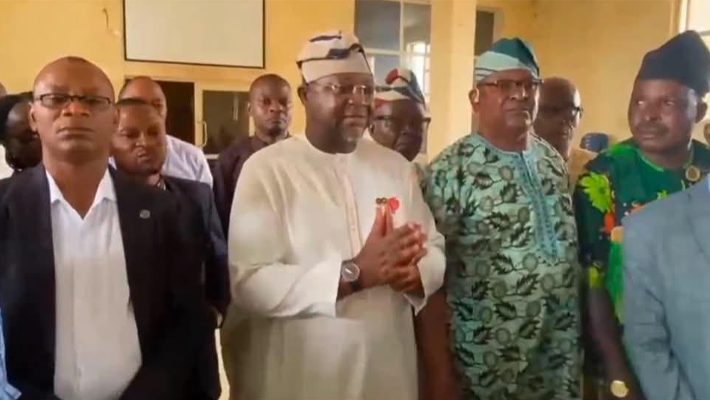 Sunday Dare donates to Oyo Schoolchildren 1 Sunday Dare donates N50, 000 each to rescued Oyo Schoolchildren