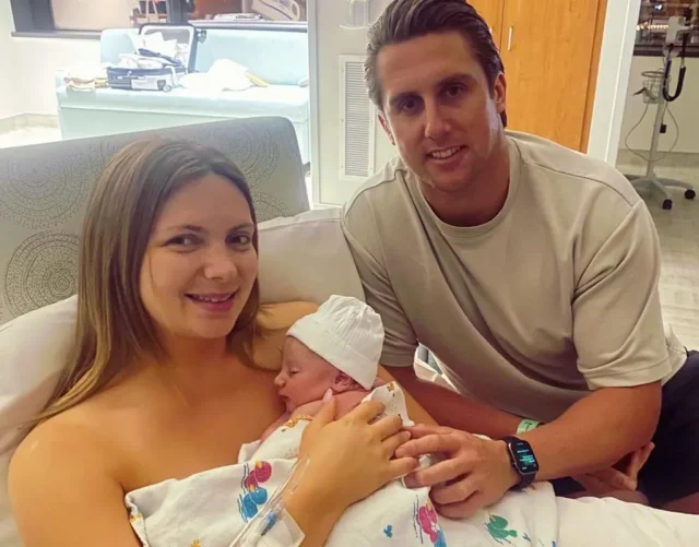 Doctors open woman's womb to fix baby with intestines