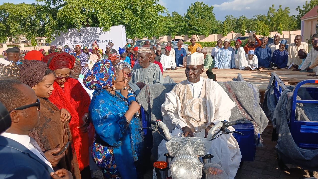 FG gives N1m each to rescued Chibok girls after graduation 2 HOlnaR9WQAAAcsK