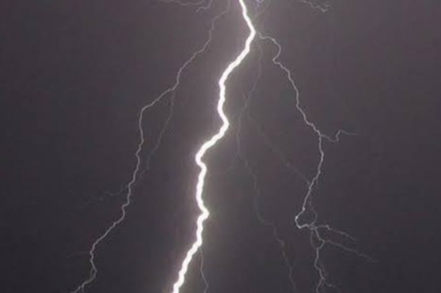 Lightning k!lls pregnant woman, nursing mother