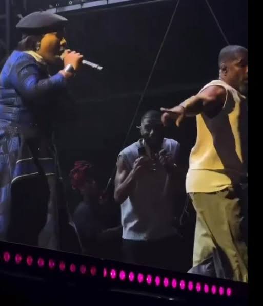 Mercy Chinwo performs alongside Kirk Franklin at UK concert2