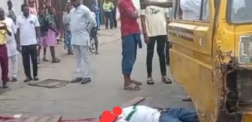 Passenger d!es after jumping off moving bus Passenger d!es after jumping off moving bus