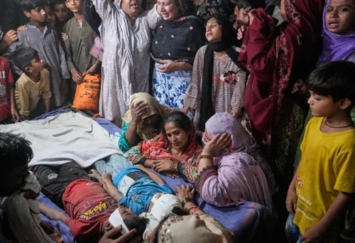 Pakistan school roof collapse k!lls children, injures dozens Pakistan school roof collapse k!lls children, injures dozens