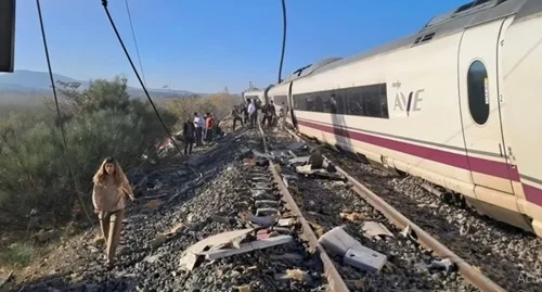 Spain train crash k!lls at least 64 Spain train crash k!lls at least 64